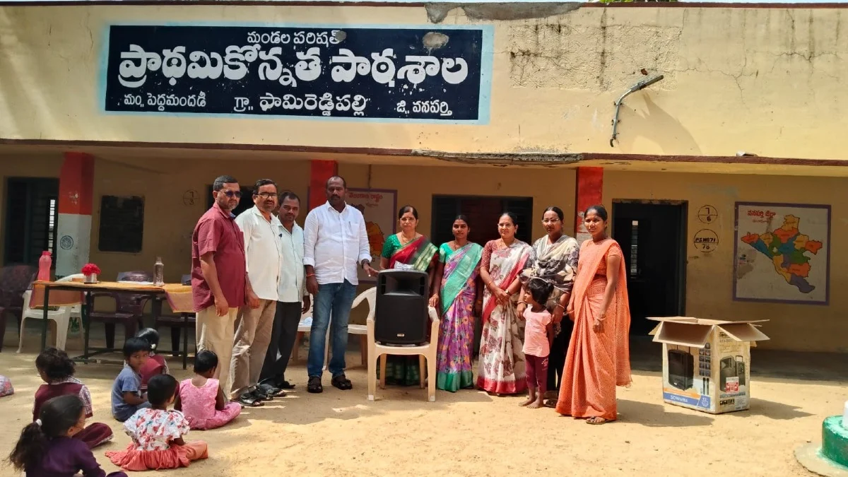 పూర్వ విద్యార్థి పాఠశాలకు మైక్ సెట్ వితరణ